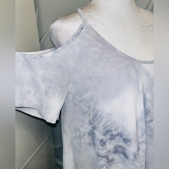 Moon Kiss SZ S gray/white cold shoulder top. Lightweight 100% rayon. Bust 38” - Picture 2 of 5